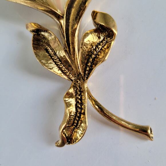 Vintage M Jent Brooch Women's Faux Pearl Textural Gold Tone Floral Signed - Picture 2 of 8